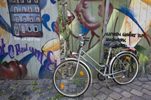 Images Dated 9th September 2008: Germany, Hessen, Frankfurt-am-Main, Saxonyhausen area, bicycle by wall mural