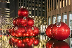 Manhattan Gallery: Giant red Christmas ornaments on display on Avenue of Americas (6th Avenue) during