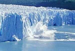 Images Dated 19th February 2014: Glacier ice melting and icebergs, Moreno Glacier, Patagonia, Argentina, South America