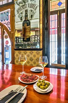 Images Dated 23rd March 2022: Glasses of white wine with olives and cecina dried meat served in a tapas bar of Valencia, Spain