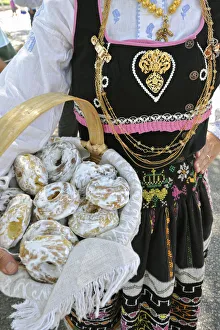 Artistic Gallery: Gold necklace and traditional costume of Minho