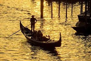 Images Dated 8th February 2023: Gondola on the Grand Canal, Venice, Veneto, Italy