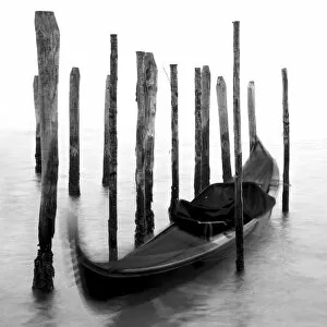 Images Dated 9th April 2020: Gondola in the St Marks basin during a foggy day, Venice, Venezia, Veneto, Italy