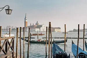 Laguna Prints: Gondola with tourists at bacino di San Marco with the island of San Giorgio Maggiore
