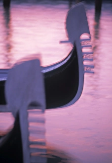 <b class=qtipBold><figcaption>Gondolas, Venice</figcaption></b><br>Gondolas, Venice, Italy<br><em>© Demetrio Carrasco</em> Gondolas, Venice