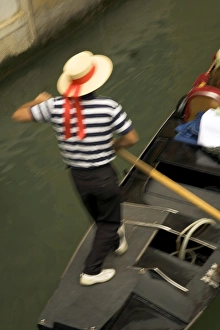 <b class=qtipBold><figcaption>Gondolier, Venice</figcaption></b><br>Gondolier, Venice, Italy<br><em>© Neil Farrin</em> Gondolier, Venice