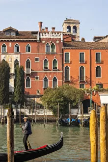 Images Dated 18th February 2021: Gondolier in Venice, Veneto, Italy