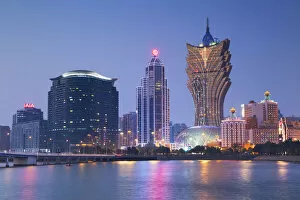 Images Dated 17th February 2015: Grand Lisboa Hotel and Casino at dusk, Macau, China