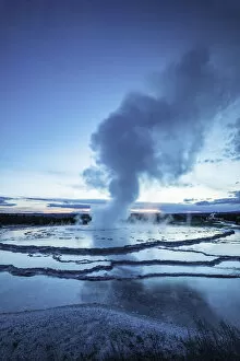 Images Dated 11th November 2020: Great fountain geyser, Lower Geyser Basin, Yellowstone National Park, Wyoming, USA