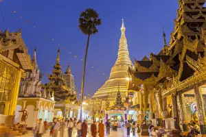 The great golden stupa, Shwedagon Paya (Shwe Dagon Pagoda), Yangon (Rangoon), Myanmar