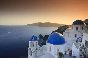 Images Dated 14th May 2010: Greece, Cyclades, Santorini, Oia Town and Santorini Caldera