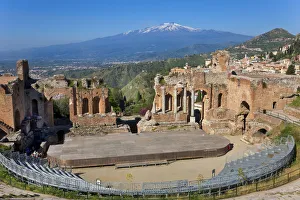 Images Dated 8th December 2010: The Greek theatre and Mount Etna, Taormina, Sicily, Italy