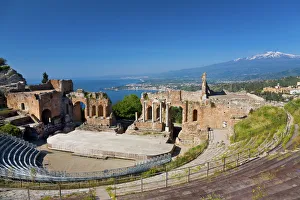 Images Dated 8th December 2010: The Greek theatre and Mount Etna, Taormina, Sicily, Italy