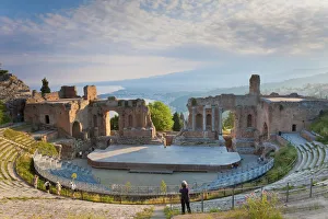 Images Dated 8th December 2010: The Greek theatre, Taormina, Sicily, Italy
