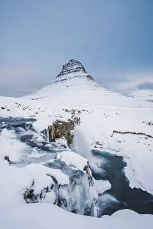Images Dated 31st March 2017: Grundafjordur, Snaefellsnes Peninsula, Western Iceland, Iceland. Kirkjufell mountain