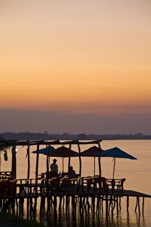 Guatemala, El Peten, Flores, Lago de Peten Itza, People eating at lakeside restaurant