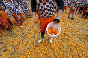 Images Dated 10th April 2015: Guys pick oranges from the ground to prepare the next attack