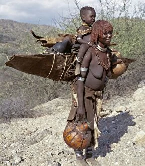 Images Dated 10th March 2009: A Hamar mother and child moving home