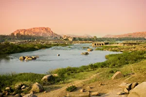 Images Dated 22nd December 2008: Hampi River and Temple, Karnataka, India
