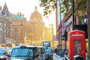 Images Dated 5th January 2023: Harrods department store, Brompton Road, Knightsbridge, London, England, UK
