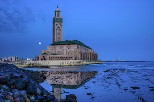 City Centre Prints: Hassan II mosque at dawn with setting moon, Casablanca, Casablanca-Settat, Morocco