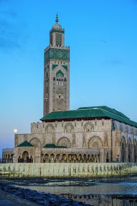 City Centre Prints: Hassan II mosque at dawn with setting moon, Casablanca, Casablanca-Settat, Morocco