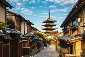 Images Dated 25th November 2018: Higashiyama district (old town) and Yasaka Pagoda in Hokanji temple, Kyoto, Kansai region