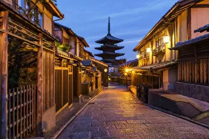Pathway Collection: Higashiyama District & Yasaka Pagoda in Hokanji Temple, Kyoto, Japan