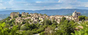 Images Dated 6th July 2014: Hilltop village of Saignon, Vaucluse, Provence-Alpes-CA'te d Azur, France
