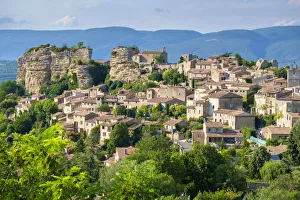Hilltop village of Saignon, Vaucluse, Provence-Alpes-Cote d Azur, France