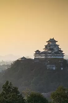 Images Dated 31st March 2015: Himeji Castle (UNESCO World Heritage site) at dawn, Himeji, Kansai, Honshu, Japan