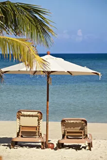 Images Dated 26th June 2009: Honduras, Bay Islands, Roatan, West Bay, Sun loungers on beach