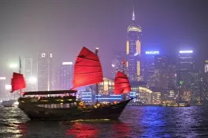 Images Dated 4th October 2013: Hong Kong, China. Traditional chinese junk sail in Victoria harbour