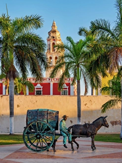 Figure Prints: Horse-drawn Cart Sculpture in Parque de Las Banderas