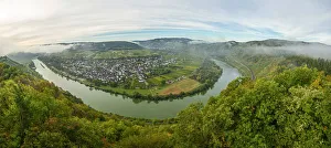 Images Dated 26th September 2018: Horseshoe bend at Punderich, Mosel valley, Rhineland-Palatinate, Germany