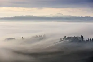 House in the mist, Val d Orcia; Tuscany; Italy