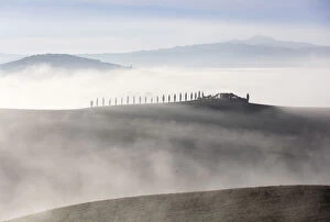 Images Dated 30th March 2017: House in the mist, Val d Orcia; Tuscany; Italy