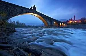 Images Dated 25th January 2016: Hunchbacked Devil bridge in Bobbio, Trebbia Valley, Piacenza, Emilia Romagna, Italy