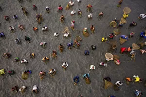 Crowd Gallery: Hundreds of villagers, fishermen take part Traditional fishing festival, Pabna