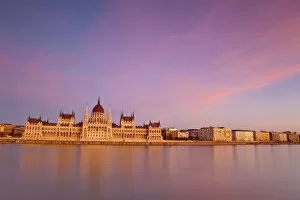 World Heritage Gallery: Hungarian Parliamnet Building at dusk, Budapest, Hungary