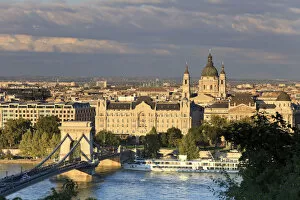Hungary, Budapest, Chain Bridge (Szecheni Lanchid) and River Danube