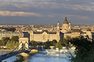 Chain Bridge Prints: Hungary, Budapest, Chain Bridge (Szecheni Lanchid) and River Danube
