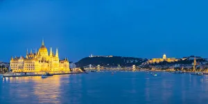 Hungary, Central Hungary, Budapest. Chain Bridge and the Hungarian Parliament Building
