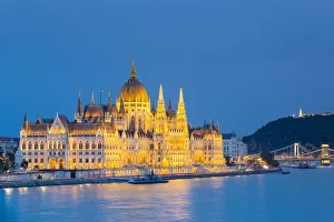 Hungary, Central Hungary, Budapest. Chain Bridge and the Hungarian Parliament Building