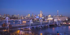 Images Dated 6th February 2017: Hungerford Bridge and Golden Jubilee Bridges, River Thames, London, England, UK