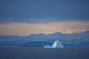 Arctic Cirlce Prints: Icebergs off Devon Island, Baffin Bay, Canada, Arctic Cirlce