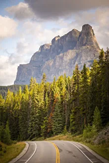 Images Dated 21st February 2020: Icefields Parkway scenic route in the Canadian Rockies, alberta, Canada