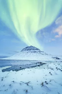 Images Dated 22nd April 2022: Iceland: Kirkjufell under the green Aurora Borealis sky