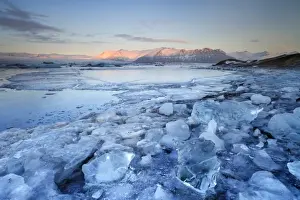 Iceland, South Iceland, Jokulsarlon lagoon during the first light of sunrise