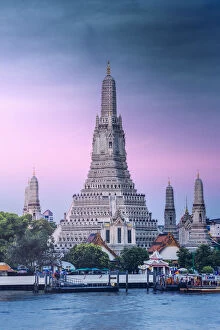 Images Dated 2nd January 2018: the iconic Wat Arun temple (Temple of Dawn), Bangkok Yai, Bangkok, Thailand